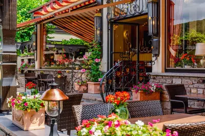 Ein Restaurant oder anderes Speiselokal in der Unterkunft Hotel Unter den Linden
