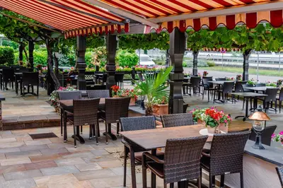 Ein Restaurant oder anderes Speiselokal in der Unterkunft Hotel Unter den Linden