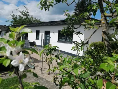 Ein Garten an der Unterkunft Ferienhaus am Apfelbaum