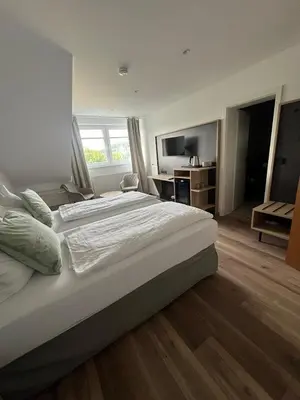 Ein Bett oder Betten in einem Zimmer der Unterkunft Pension Zur Linde