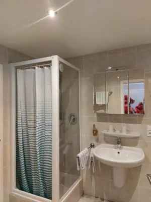 Ein Badezimmer in der Unterkunft Pension Belzer