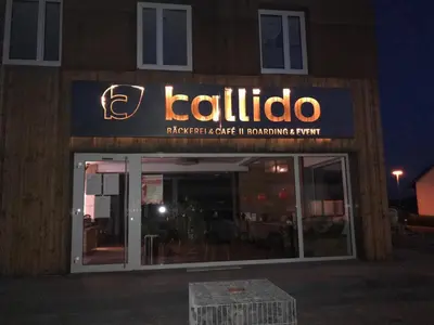 Ein Zertifikat, Auszeichnung, Logo oder anderes Dokument, das in der Unterkunft Kallido ausgestellt ist