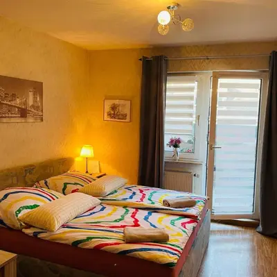 Ein Bett oder Betten in einem Zimmer der Unterkunft Ferienwohnung in Binger Stadtmitte mit Balkon