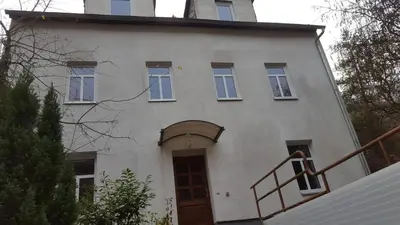 Das Gebäude in dem sich das Ferienhaus befindet
