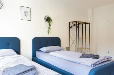 Ein Bett oder Betten in einem Zimmer der Unterkunft Nürburgring Industrial Design House, großer Garten, BBQ