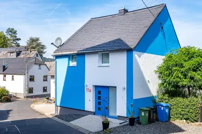 Das Gebäude in dem sich das Ferienhaus befindet