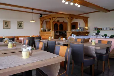 Ein Restaurant oder anderes Speiselokal in der Unterkunft Weinhaus Stettler