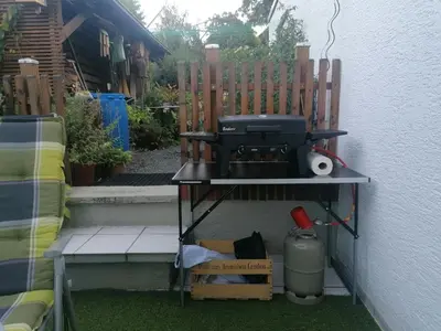 Ein für Gäste verfügbarer Grill in der Ferienwohnung