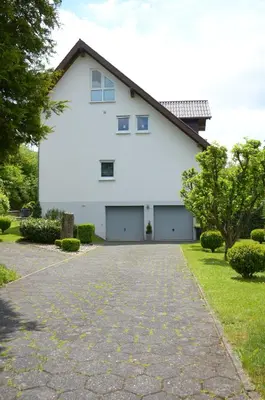 Das Gebäude in dem sich das Ferienhaus befindet