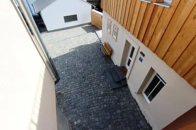 Das Gebäude in dem sich das Ferienhaus befindet