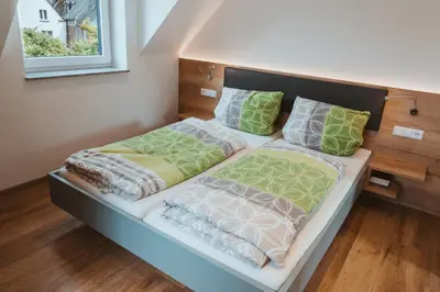 Ein Bett oder Betten in einem Zimmer der Unterkunft Ferienweingut SerwaziWein