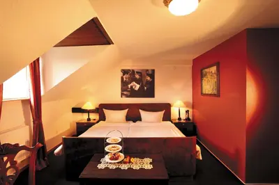 Ein Bett oder Betten in einem Zimmer der Unterkunft EIFELkrimihotel
