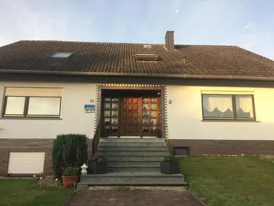 Eine Fassade oder ein Eingang zu Trixi