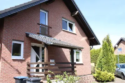 Das Gebäude in dem sich das Ferienhaus befindet