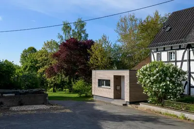 Das Gebäude in dem sich das Ferienhaus befindet