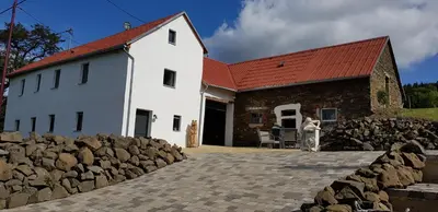 Das Gebäude in dem sich das Ferienhaus befindet