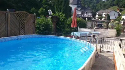 Der Swimmingpool an oder in der Nähe von Ferienhaus Haus am Wald Nähe Loreley