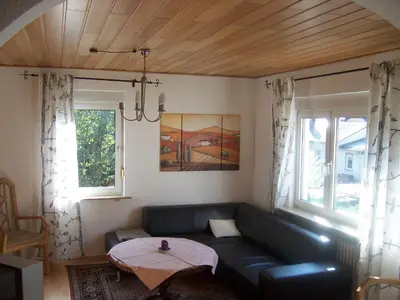 Ein Sitzbereich in der Unterkunft Ferienhaus Haus am Wald Nähe Loreley