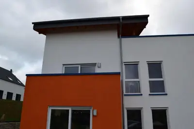 Das Gebäude in dem sich das Ferienhaus befindet