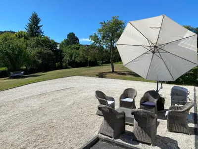 Ein Garten an der Unterkunft Nürburgring Ferienhaus m. Parkplatz - Klima - Garten und viel Platz