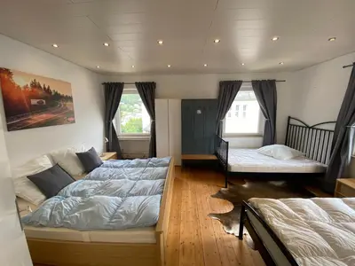 Ein Bett oder Betten in einem Zimmer der Unterkunft Nürburgring Ferienhaus m. Parkplatz - Klima - Garten und viel Platz
