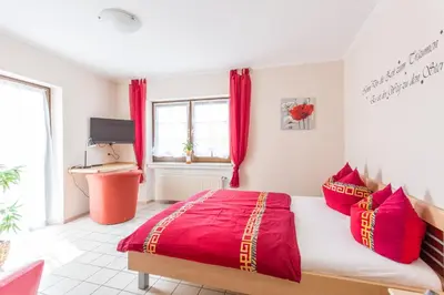 Ein Bett oder Betten in einem Zimmer der Unterkunft Gasthaus zum Holzwurm