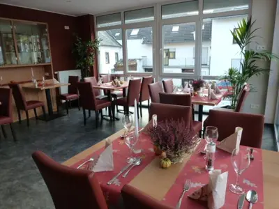 Ein Restaurant oder anderes Speiselokal in der Unterkunft Gasthaus zum Holzwurm