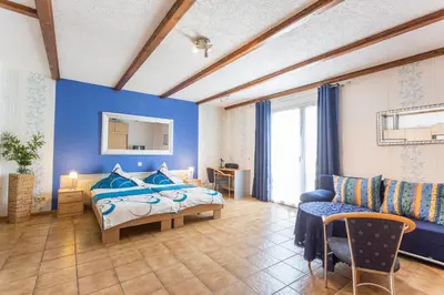 Ein Bett oder Betten in einem Zimmer der Unterkunft Gasthaus zum Holzwurm
