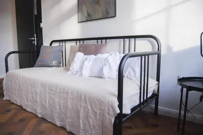 Ein Bett oder Betten in einem Zimmer der Unterkunft Alte Schule Gästehaus - The principal's rooms Appartment