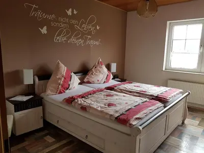 Ein Bett oder Betten in einem Zimmer der Unterkunft Ferienweinhaus Römer-Knodt