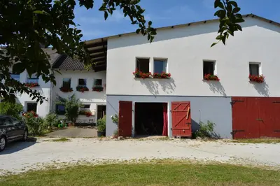 Das Gebäude in dem sich die Ferienwohnung befindet