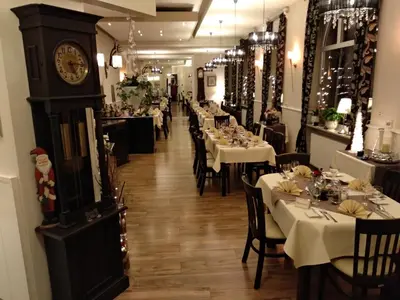 Ein Restaurant oder anderes Speiselokal in der Unterkunft Hotel Jägerhof