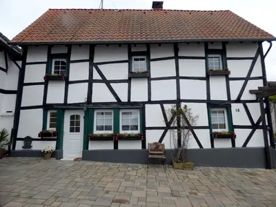 Das Gebäude in dem sich die Ferienwohnung befindet