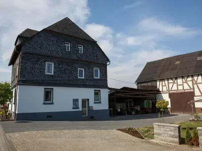 Das Gebäude in dem sich das Ferienhaus befindet