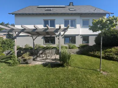 Ein Garten an der Unterkunft Ferienwohnung Hochstein