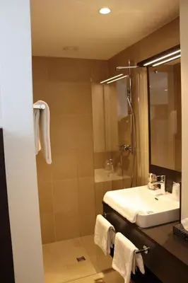 Ein Badezimmer in der Unterkunft EINSTEIN Hotel am Römerpark