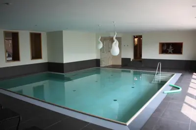 Der Swimmingpool an oder in der Nähe von WeinBergHotel Nalbach