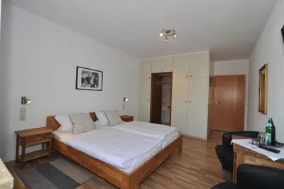 Ein Bett oder Betten in einem Zimmer der Unterkunft Weinhotel Lenz