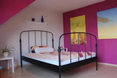 Ein Bett oder Betten in einem Zimmer der Unterkunft Ferienwohnung im Galerie-Haus