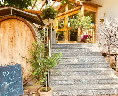 Ein Garten an der Unterkunft Hotel Weingut Dehren