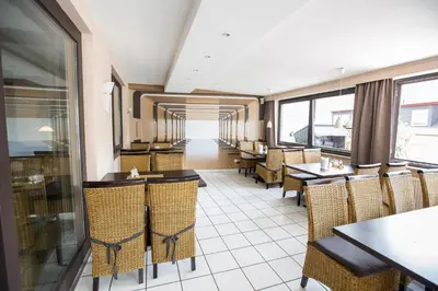 Ein Restaurant oder anderes Speiselokal in der Unterkunft Hotel Traumblick