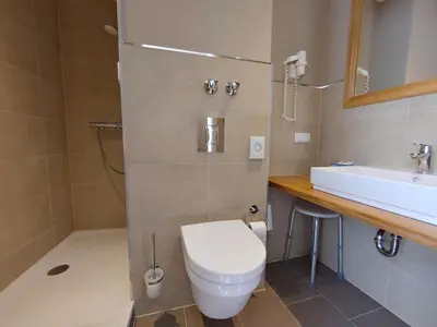 Ein Badezimmer in der Unterkunft AKZENT Hotel Berg's Alte Bauernschänke- Wellness und Wein