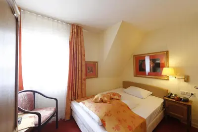 Ein Bett oder Betten in einem Zimmer der Unterkunft Hotel Karl Noss