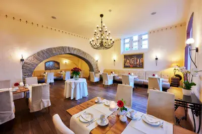 Ein Sitzbereich in der Unterkunft Weinromantikhotel Richtershof