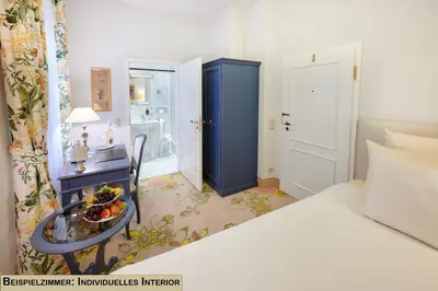 Ein Bett oder Betten in einem Zimmer der Unterkunft Weinromantikhotel Richtershof