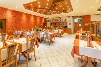 Ein Restaurant oder anderes Speiselokal in der Unterkunft Hotel Restaurant Zur Neroburg