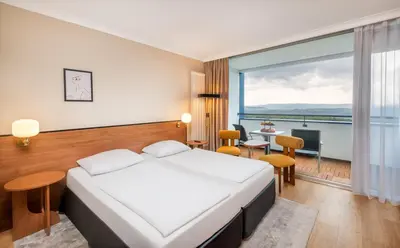 Ein Bett oder Betten in einem Zimmer der Unterkunft Wyndham Garden Lahnstein Koblenz