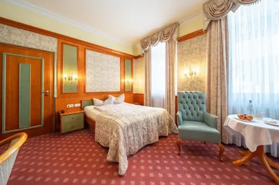 Ein Bett oder Betten in einem Zimmer der Unterkunft Hotel Fürstenhof Bad Bertrich