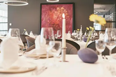 Ein Restaurant oder anderes Speiselokal in der Unterkunft Seehotel Maria Laach