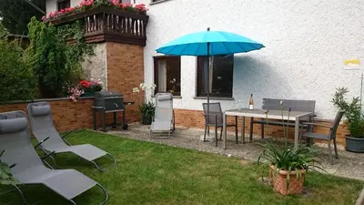 Ein Garten an der Unterkunft Ferienwohnung Maifeld
